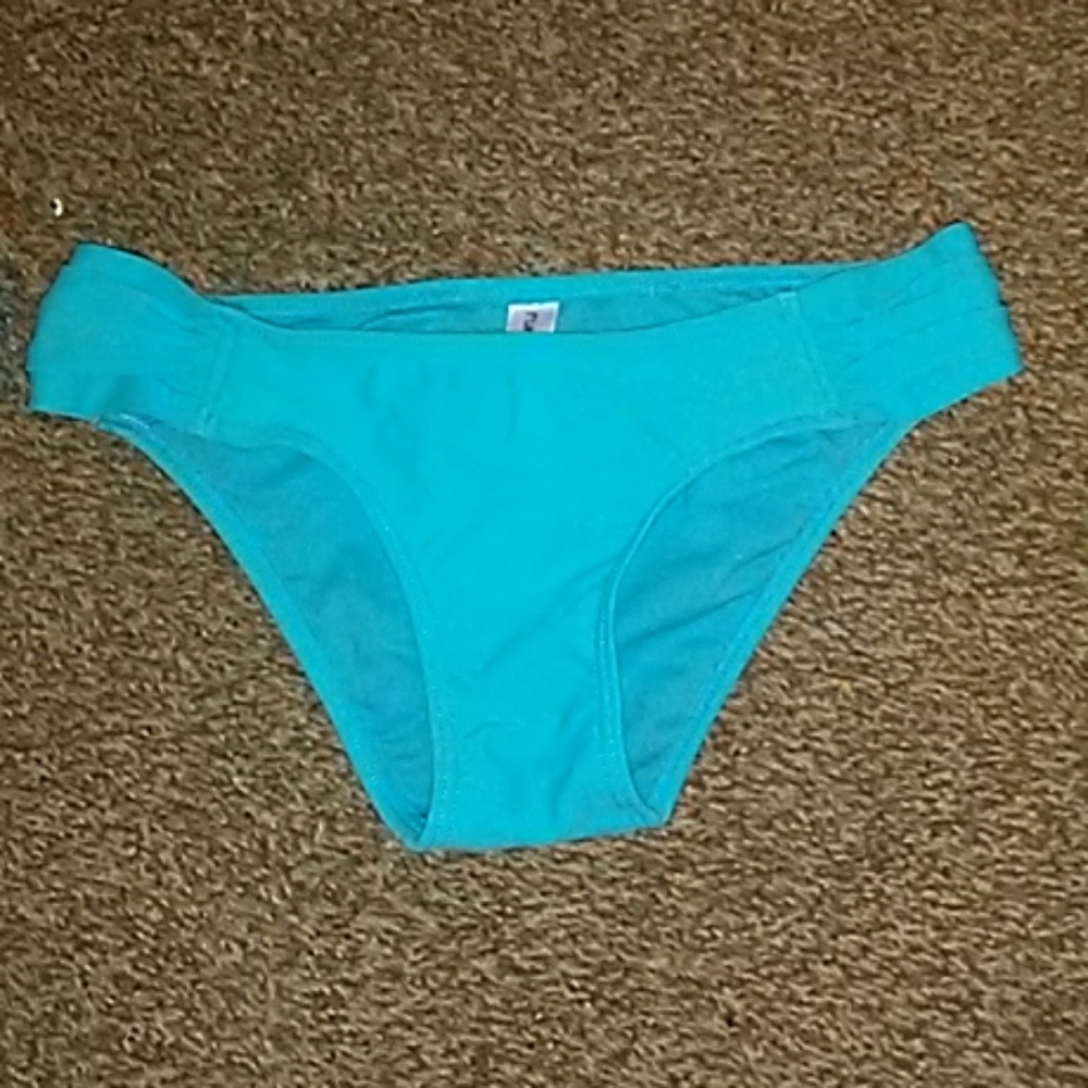 Bikini - Picture 2 of 3